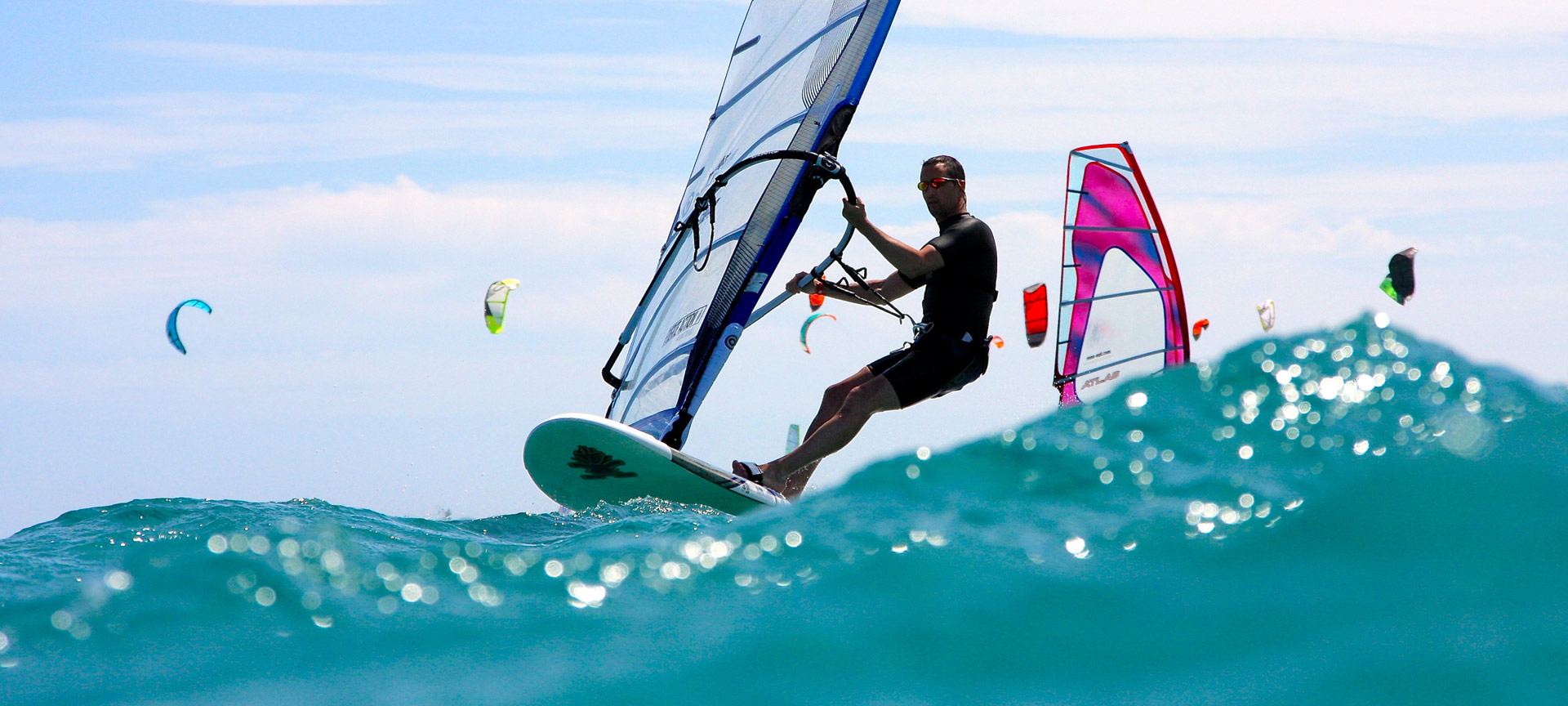Windsurfer na fali