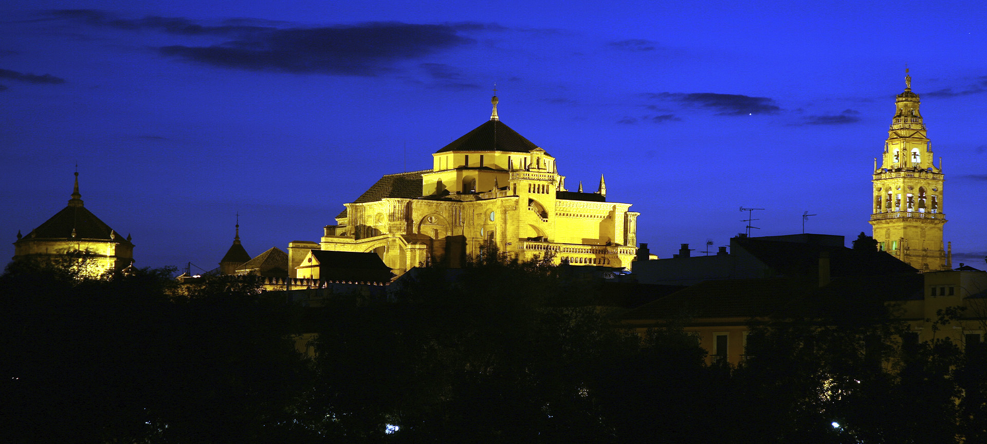 Vista nocturna de la Mezquita Catedral de Córdoba
