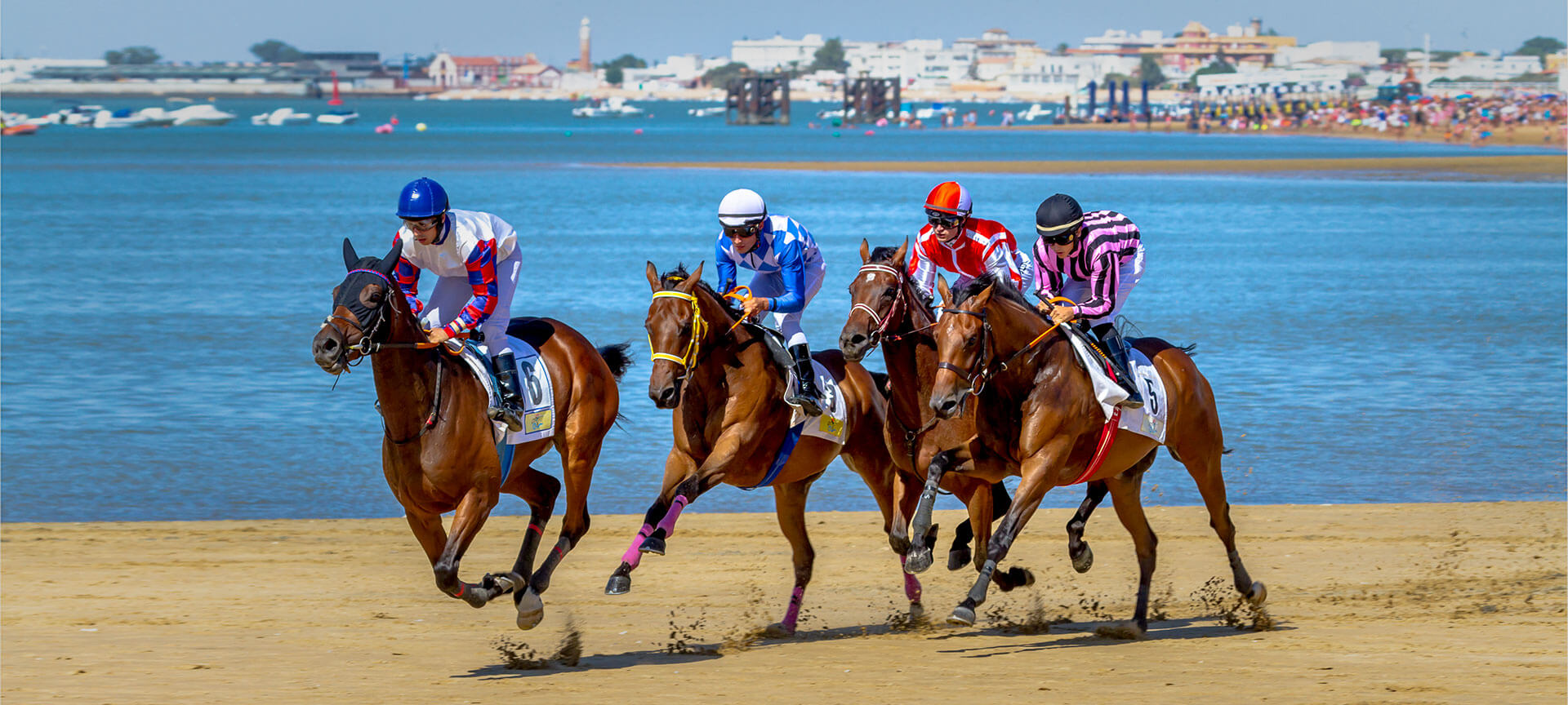Carreras de caballos en la playa de Sanlúcar de Barrameda, Cádiz Carreras de caballos en la playa de Sanlúcar de Barrameda, Cádiz