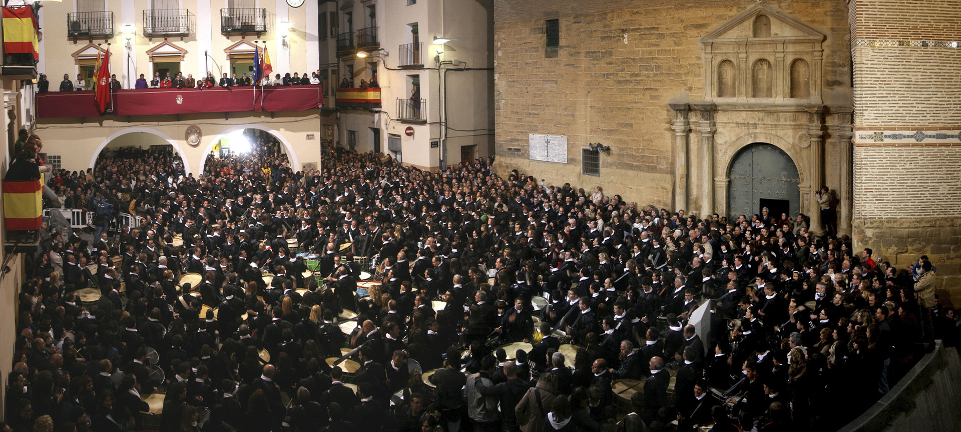 « La Rompida de la Hora » lors de la semaine sainte d’Albalate del Arzobispo (province de Teruel, Aragon) « La Rompida de la Hora » lors de la semaine sainte d’Albalate del Arzobispo (province de Teruel, Aragon)