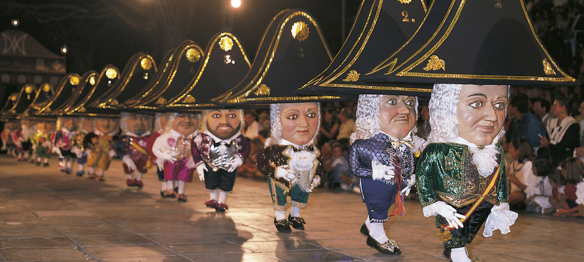 La tradizionale Danza dei Nani alle Feste quinquennali della discesa della Madonna (Santa Cruz de la Palma, isole Canarie)