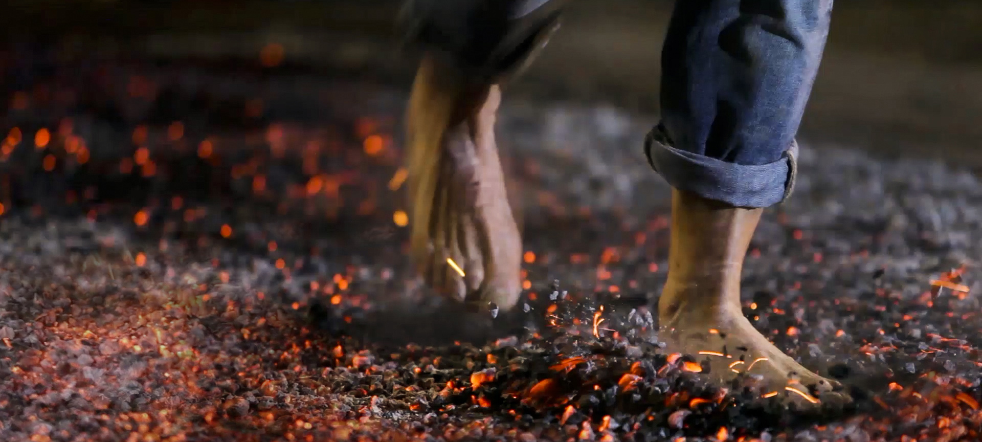 Caminar sobre las brasas es la tradición en la fiesta del Paso del fuego de San Pedro Manrique, en Soria (Castilla y León)