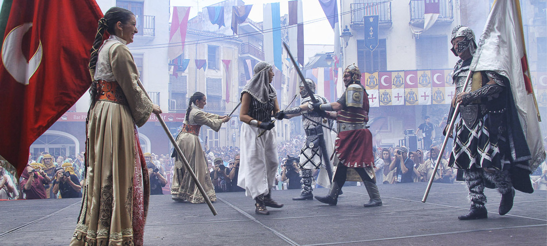 Die berühmten Ambaixades (symbolische Darstellung der Konfrontation zwischen den beiden Kulturen, die mit der Verbrüderung der beiden Seiten endet) des Festes der Mauren und Christen in Ontinyent Die berühmten Ambaixades (symbolische Darstellung der Konfrontation zwischen den beiden Kulturen, die mit der Verbrüderung der beiden Seiten endet) des Festes der Mauren und Christen in Ontinyent