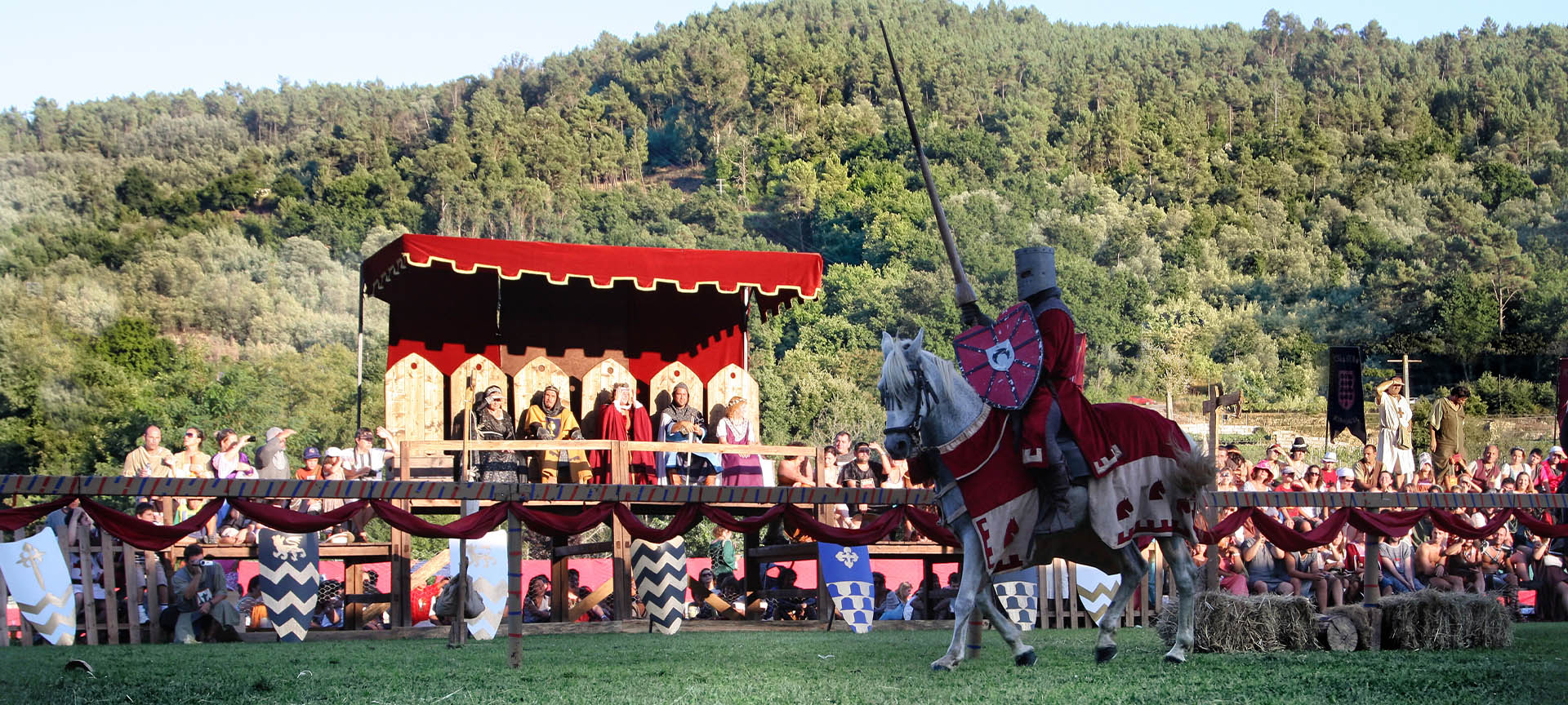 Lanzenstechen auf dem Fest »Festa da Istoria« in Ribadavia (Ourense, Galicien) Lanzenstechen auf dem Fest »Festa da Istoria« in Ribadavia (Ourense, Galicien)