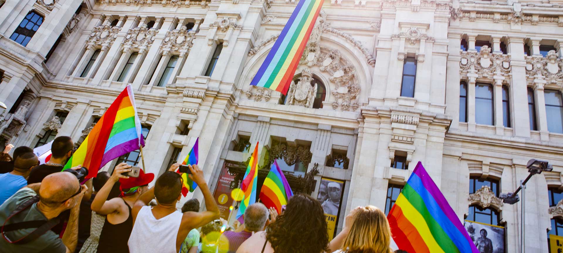 Prefeitura de Madri com bandeiras do Orgulho LGBTQI+ 