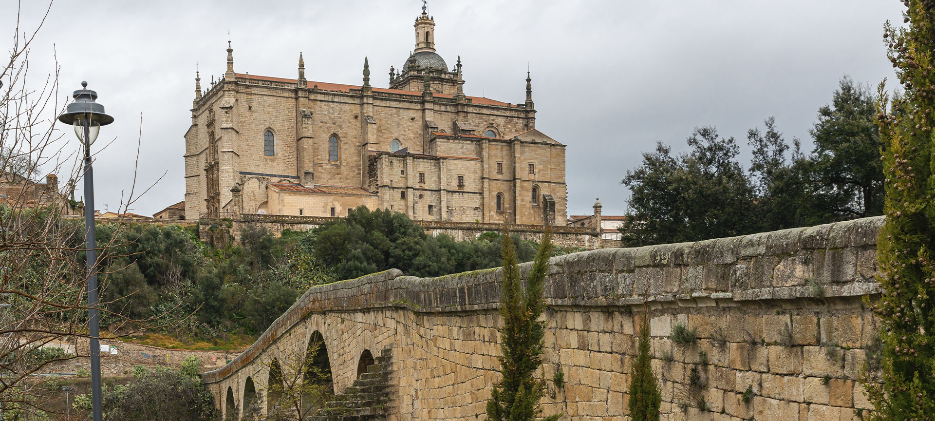 Ponte de pedra e Catedral de Santa María de la Asunción, em Coria (Cáceres, Estremadura)