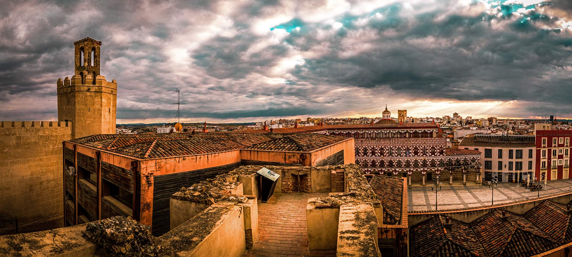 Vista de Badajoz con la torre Espantaperros a la izquierda