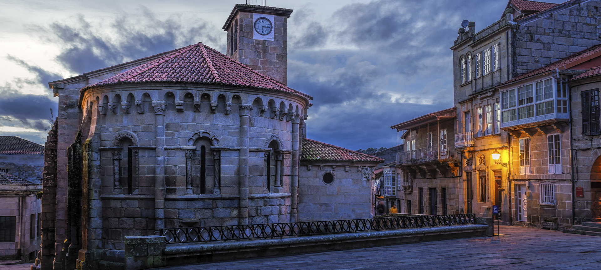 Kościół Santiago i Plaza Mayor w Allariz (Ourense, Galicja)