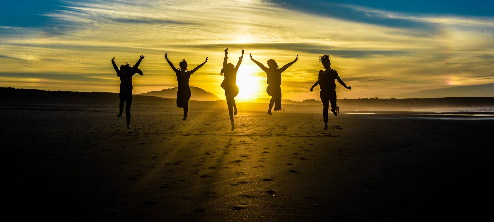 Des amis sur une plage de Galice au coucher de soleil Des amis sur une plage de Galice au coucher de soleil