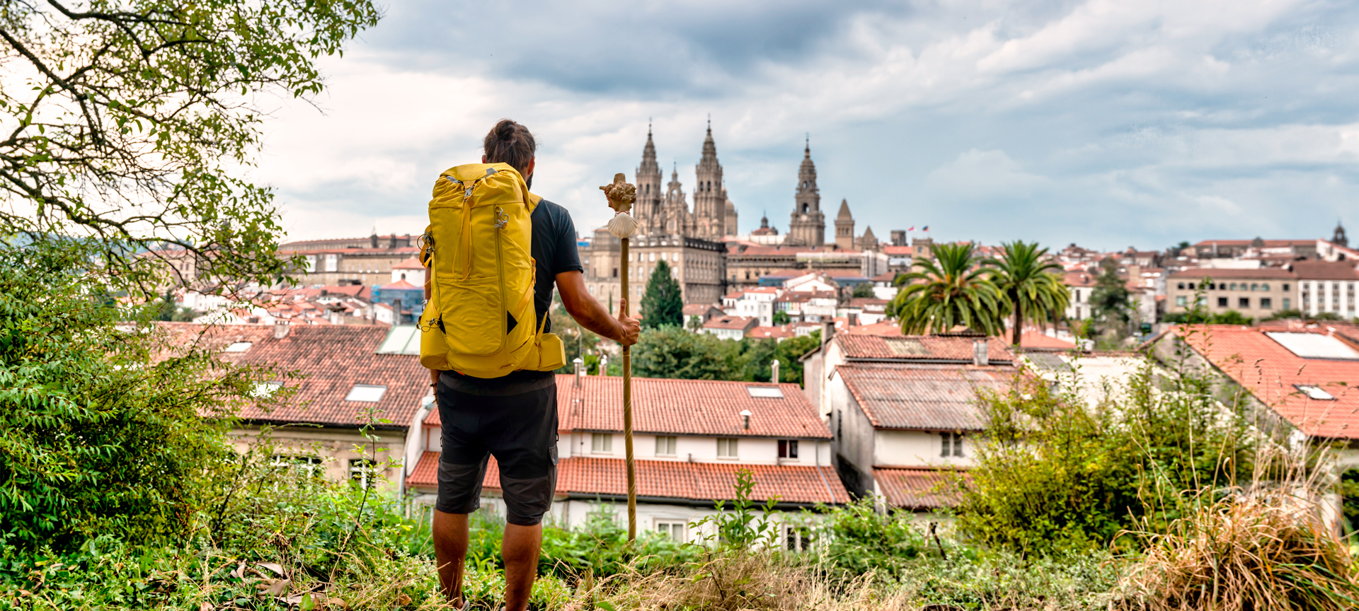 Peregrino contemplando la Catedral de Santiago de Compostela en A Coruña, Galicia