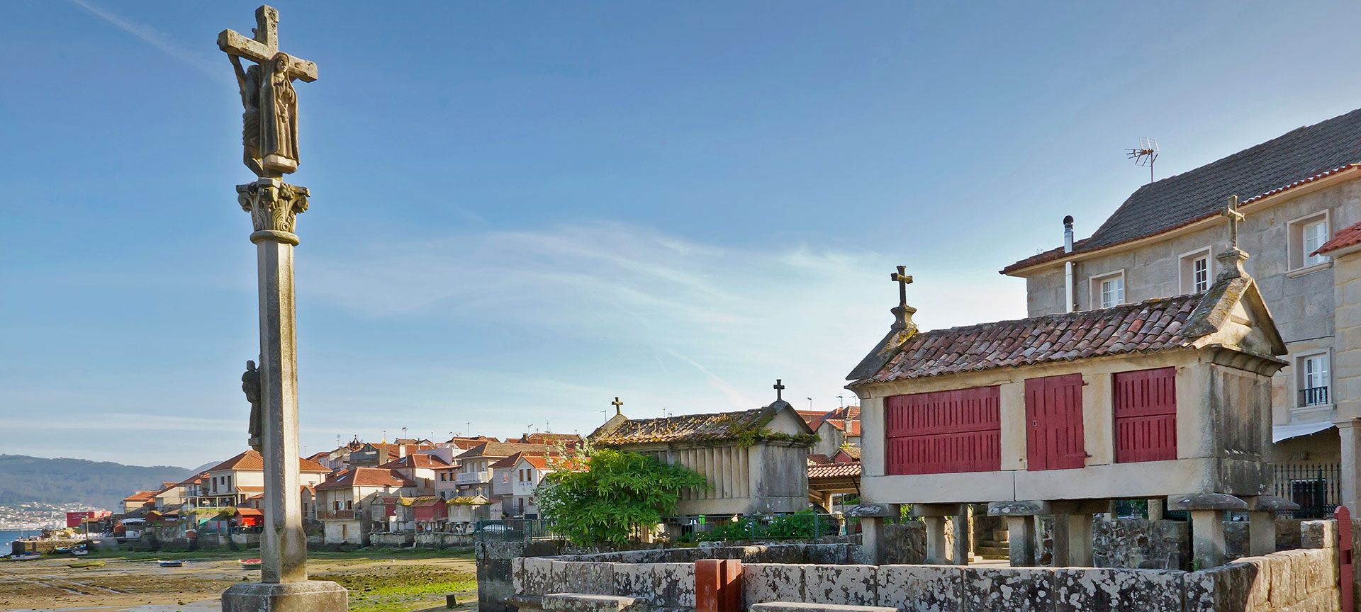 Galicische Getreidespeicher und Wegkreuz in Combarro. Pontevedra