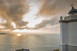 Vista do Cantábrico da Costa de Dexo com a Torre de Hércules no horizonte. A Coruña