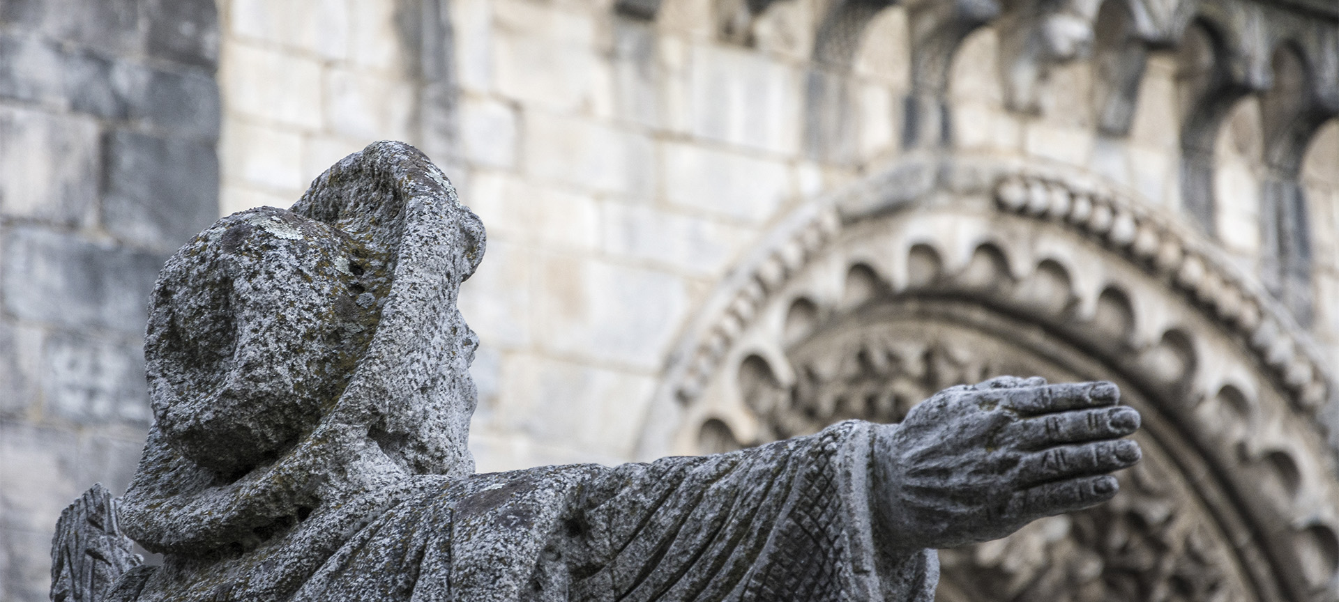 Dettaglio della statua del Pellegrino di Portomarín, a Lugo (Galizia)
