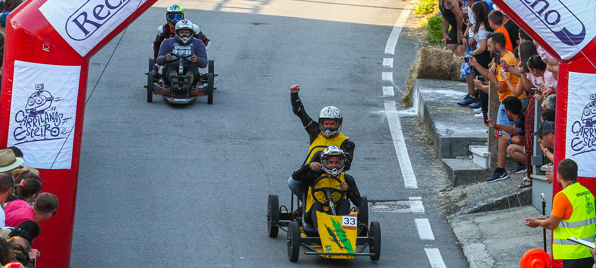 Plusieurs participants sur la ligne d'arrivée au Grand Prix des Carrilanas à Esteiro, La Corogne Plusieurs participants sur la ligne d'arrivée au Grand Prix des Carrilanas à Esteiro, La Corogne