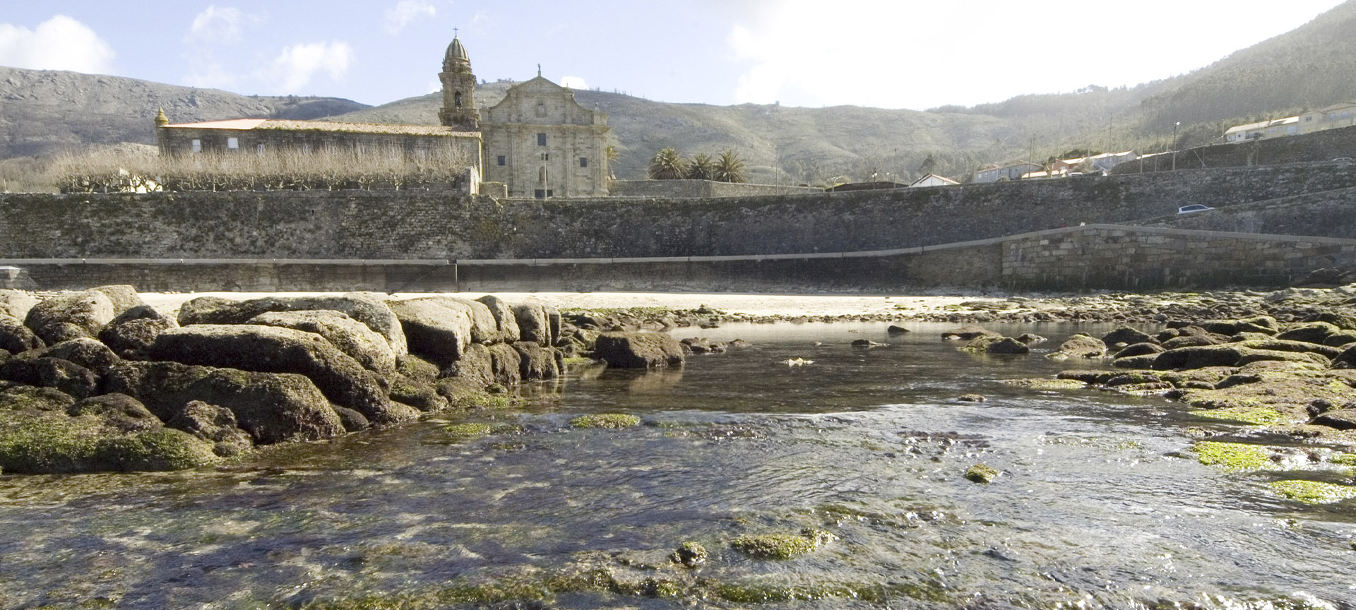 Klasztor Królewski Santa María de Oia w Pontevedra (Galicja)