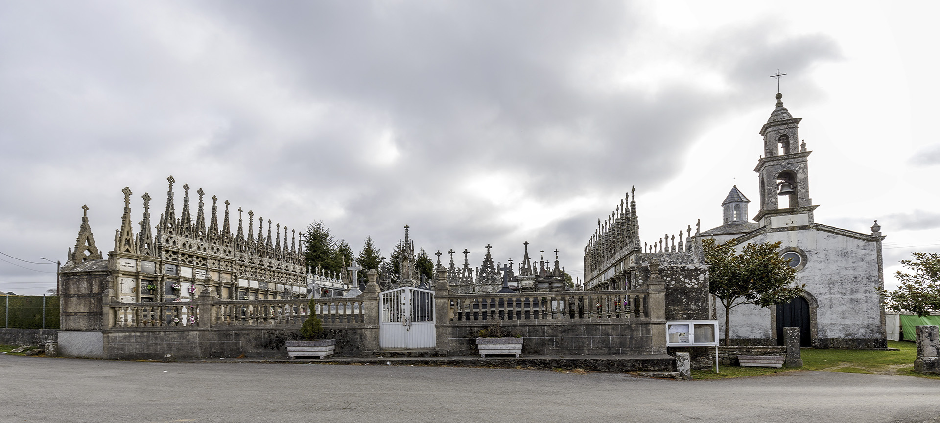 Kirche und Friedhof von Goiriz in Vilalba (Lugo, Galicien)