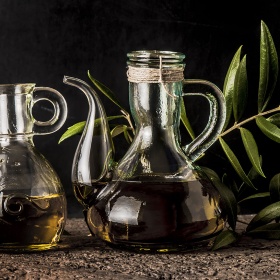 Garrafas de azeite de oliva, um ingrediente básico na cozinha espanhola