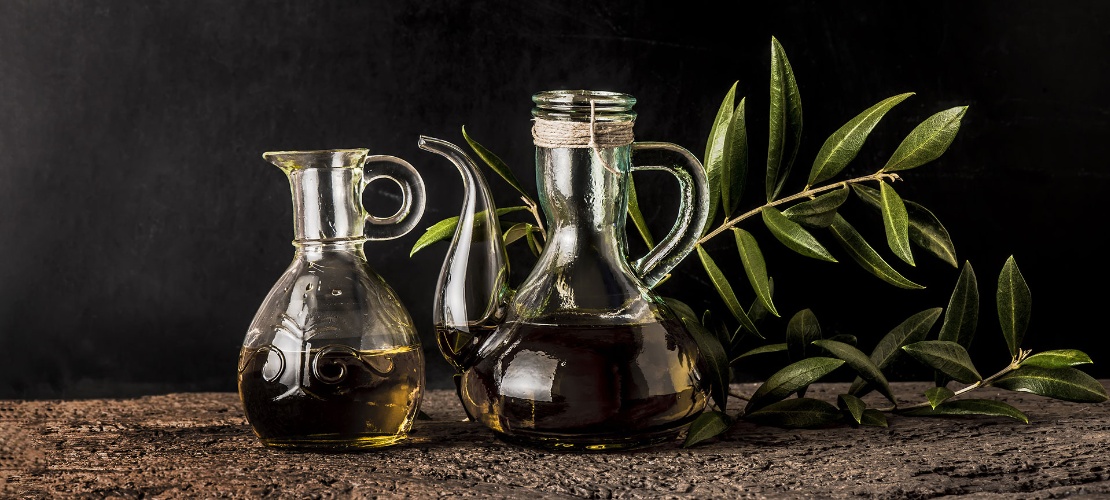 Garrafas de azeite de oliva, um ingrediente básico na cozinha espanhola Garrafas de azeite de oliva, um ingrediente básico na cozinha espanhola