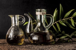 Garrafas de azeite de oliva, um ingrediente básico na cozinha espanhola