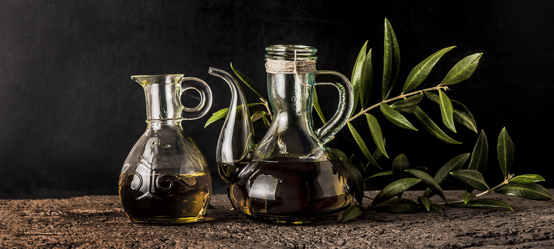 Bottiglie di olio d'oliva, un ingrediente fondamentale nella cucina spagnola Bottiglie di olio d'oliva, un ingrediente fondamentale nella cucina spagnola