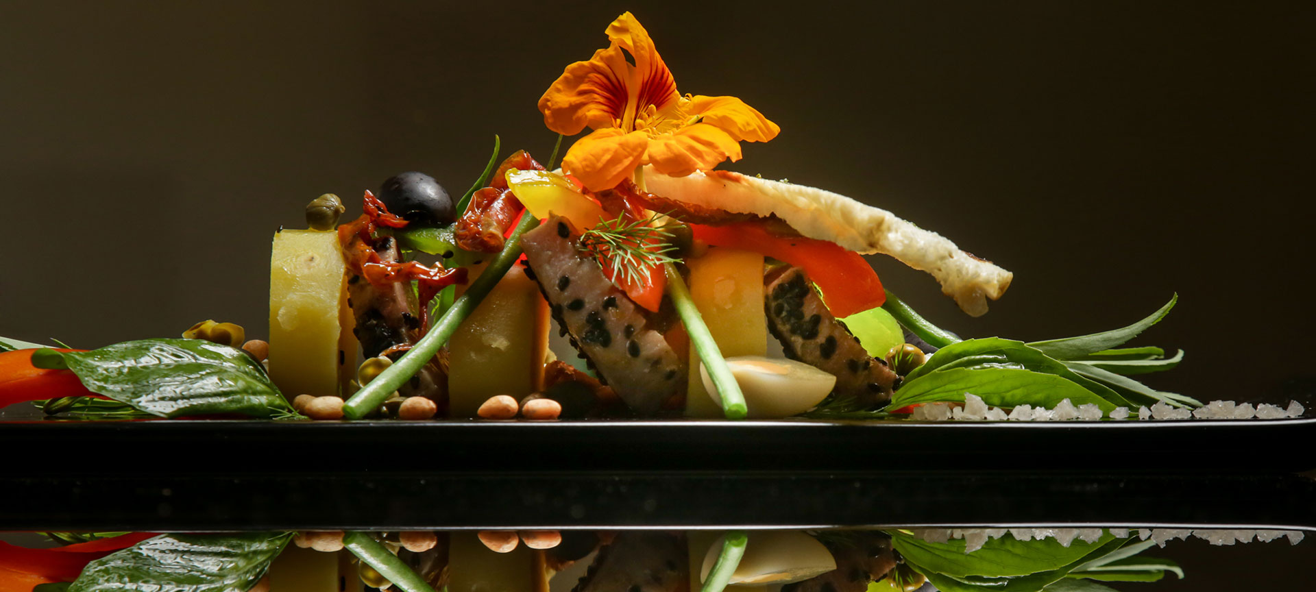 黒ゴマ風味のマグロ、ジャガイモ・野菜・トマトコンフィ添え 黒ゴマ風味のマグロ、ジャガイモ・野菜・トマトコンフィ添え