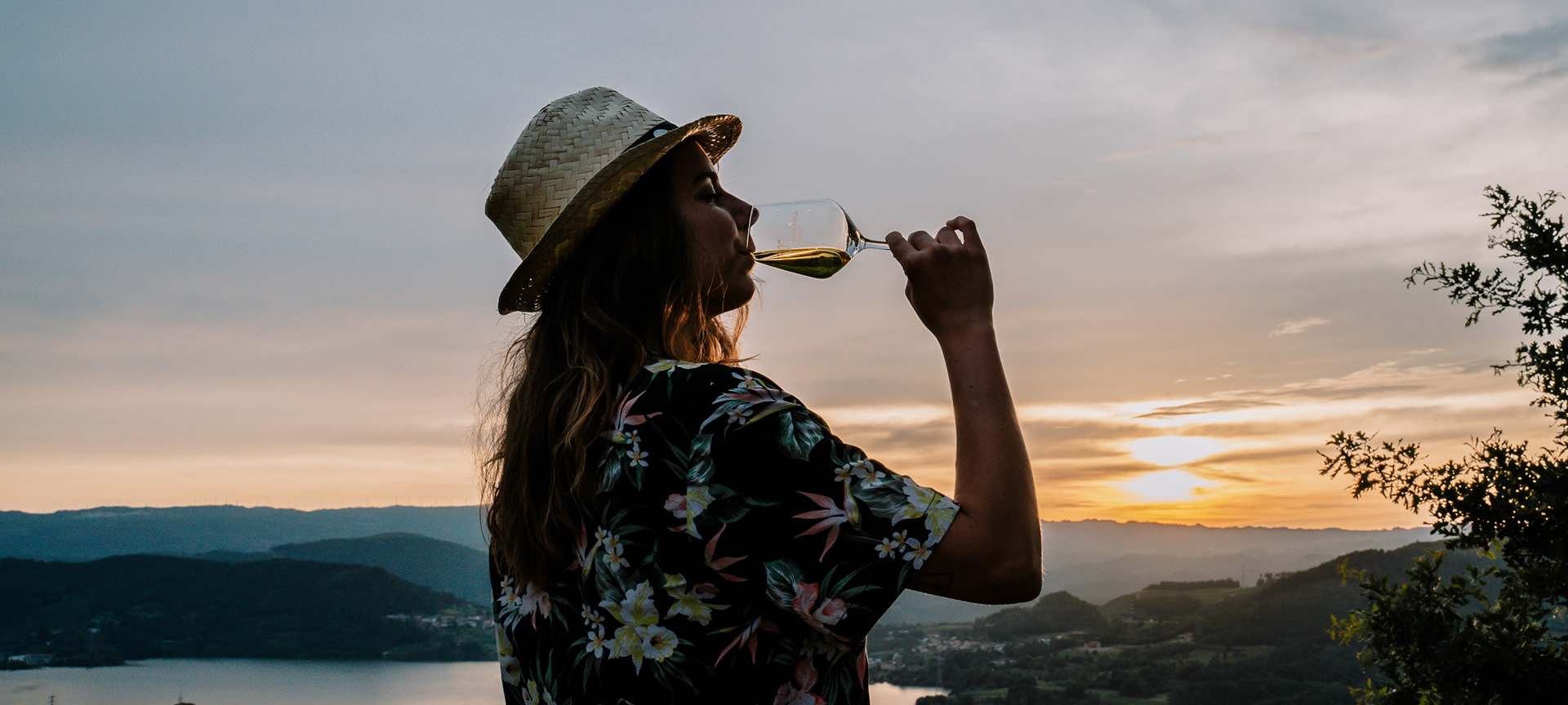 Touriste avec un verre de vin de Ribeiro