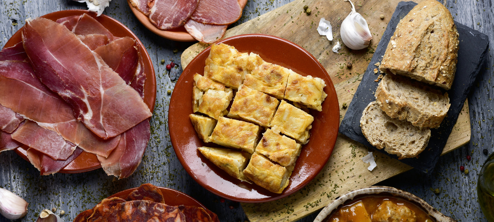 Jambon ibérique et omelette aux pommes de terre, des spécialités traditionnelles espagnoles.