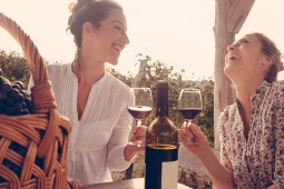 Duas jovens bebendo vinho