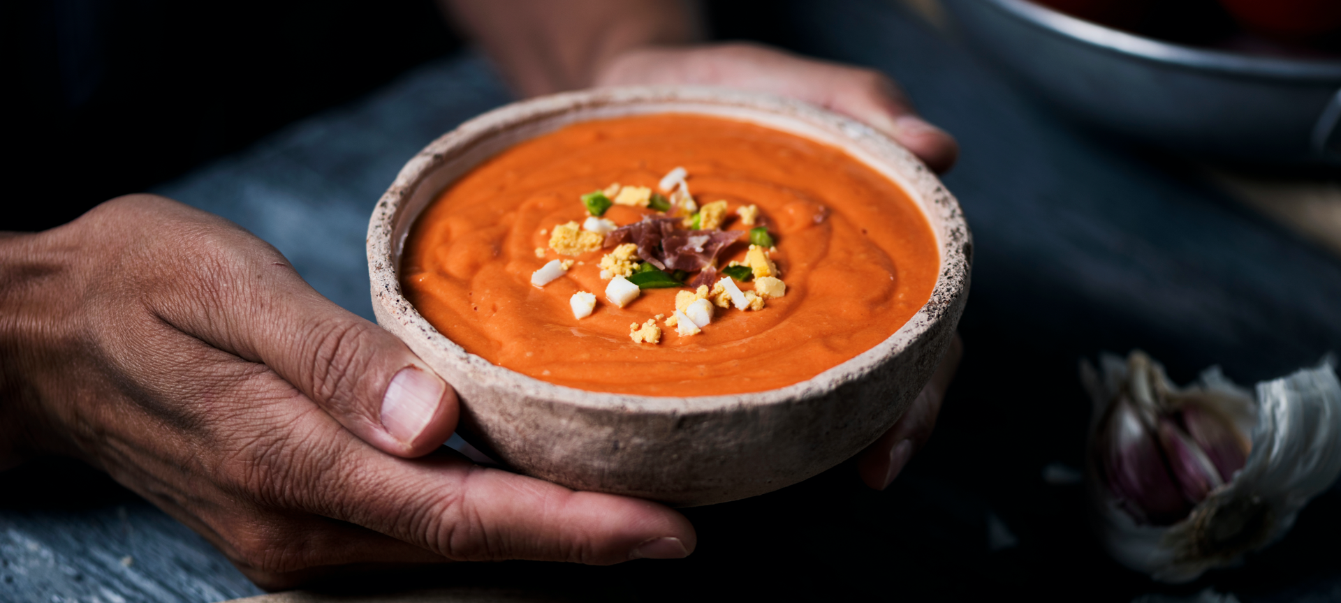 Detalle de tazón con salmorejo Detalle de tazón con salmorejo