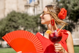 Mujer de rojo con abanico y sangría