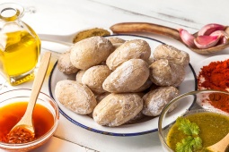 Papa arrugadas und kanarische Mojo-Sauce