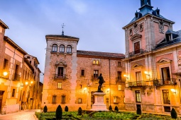 Budynki Casa de la Villa i Casa de Cisneros. Madryt