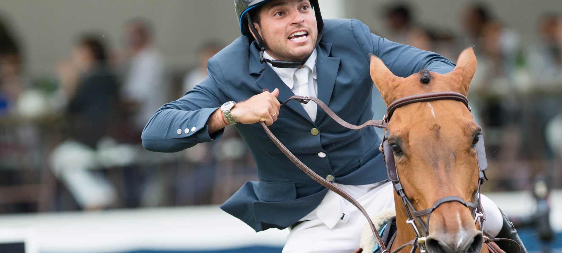 馬と騎手。マドリードの競馬場