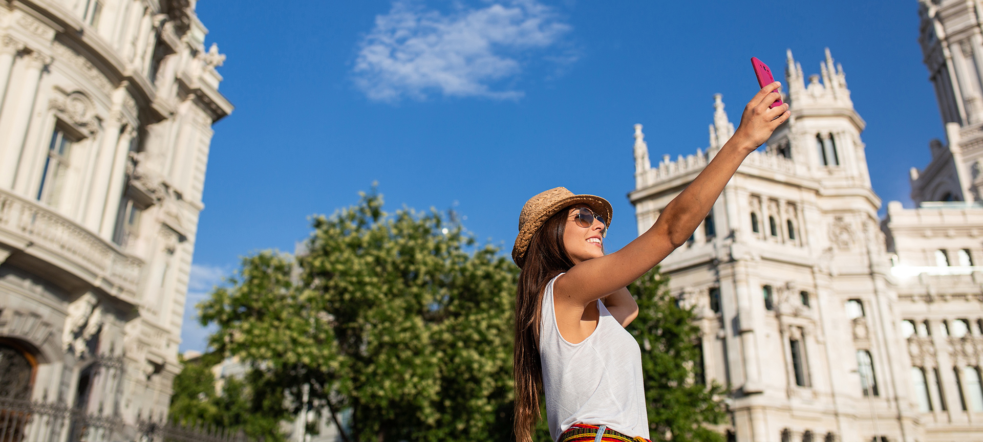 Un turista scatta un selfie in Plaza Cibeles, a Madrid