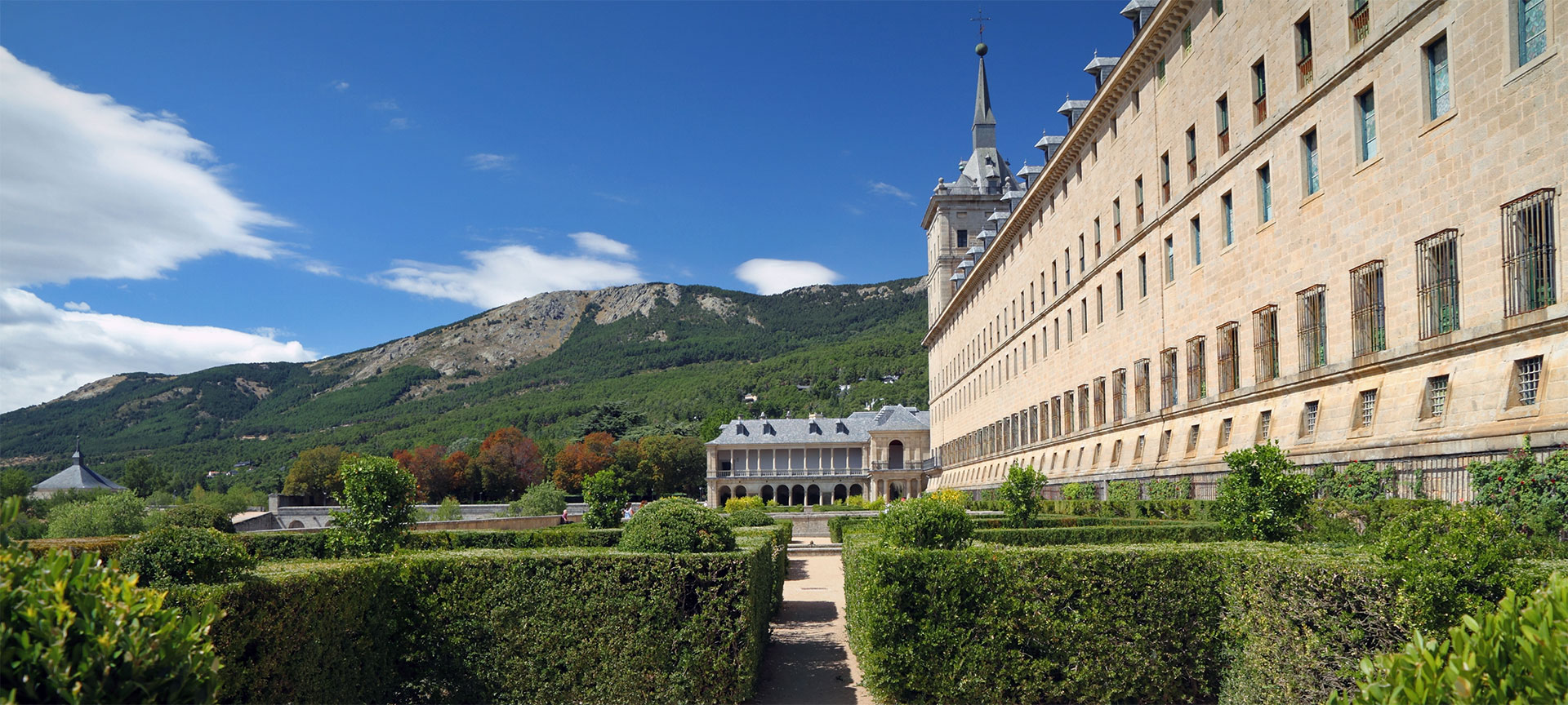 Vue du mont Abantos depuis les jardins du monastère de l’Escurial