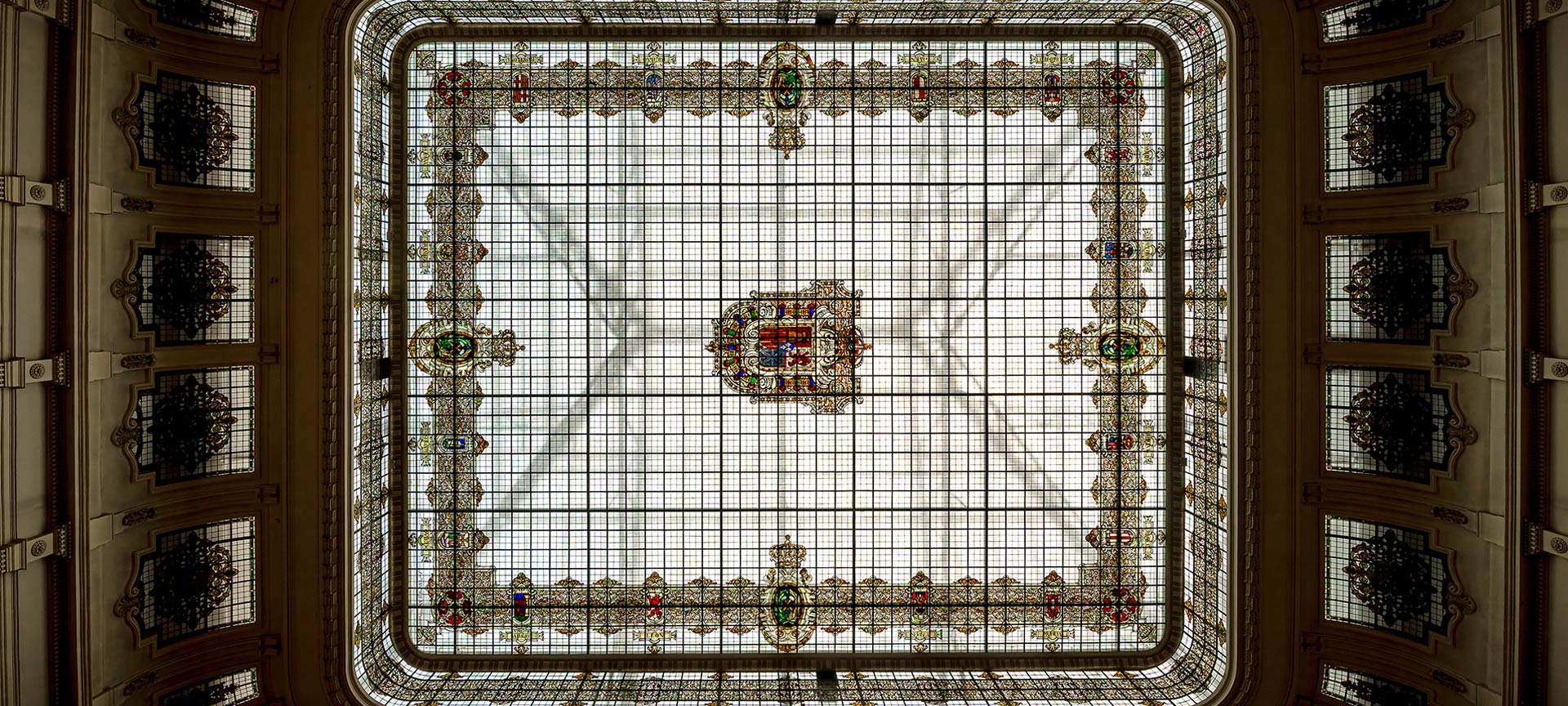 Oberes Glaswerk des zentralen Innenhofs. Museum für Geologie und Bergbau