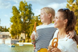 Madre e hija degustando churros en el Parque del Retiro de Madrid, Comunidad de Madrid