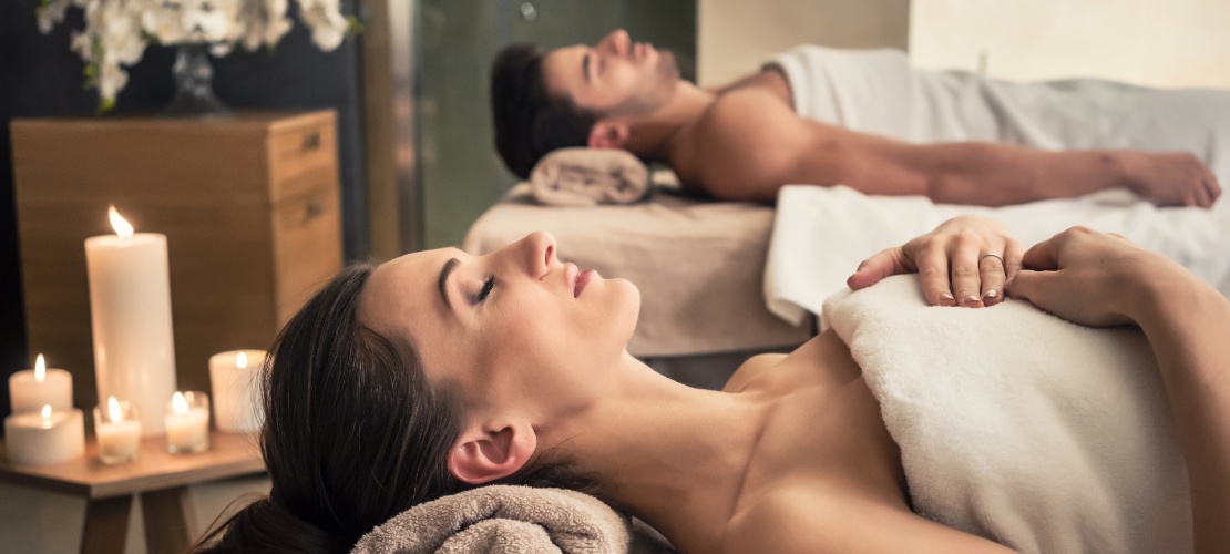 Para relaksująca się podczas zabiegu w spa Para relaksująca się podczas zabiegu w spa