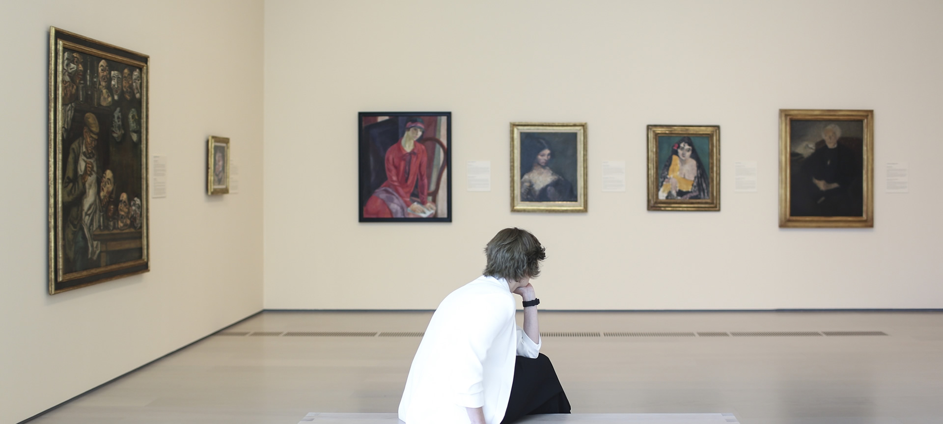 Vue de la salle d'exposition de l'exposition « Portraits : 'essence et expression' Vue de la salle d'exposition de l'exposition « Portraits : 'essence et expression'