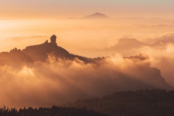 Vista do rochedo de Gran Canaria com o Monte Teide ao fundo