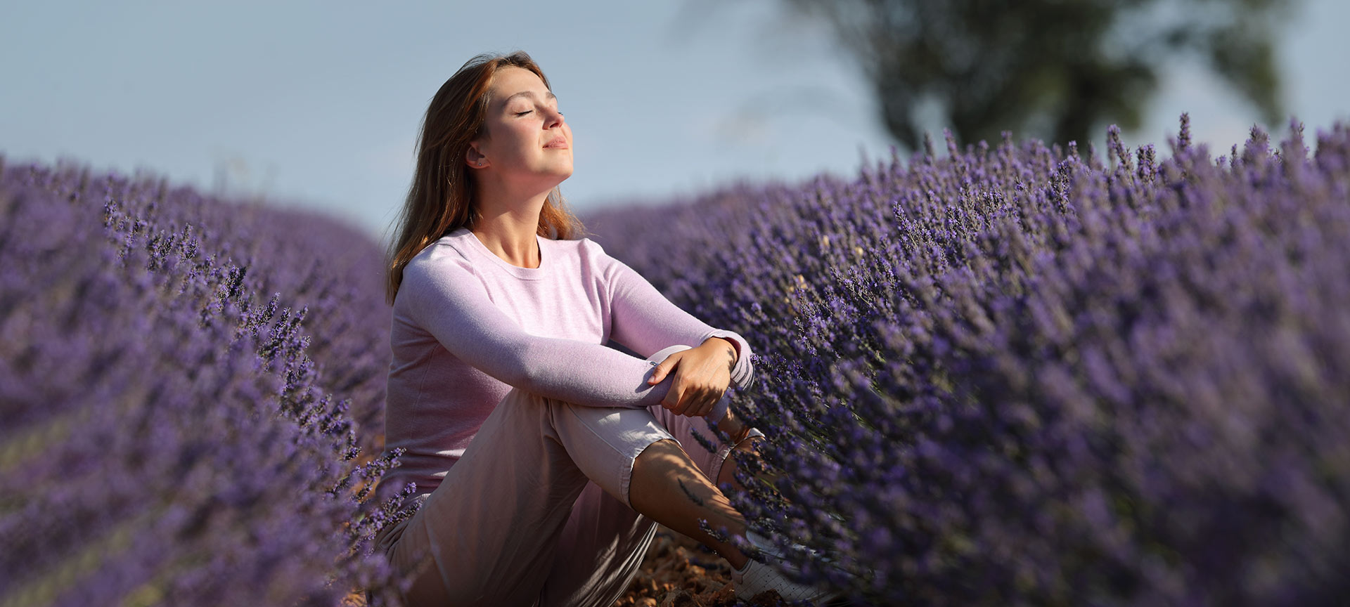 Turista en un campo de lavanda