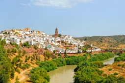 Cidade de Montoro, às margens do rio Guadalquivir