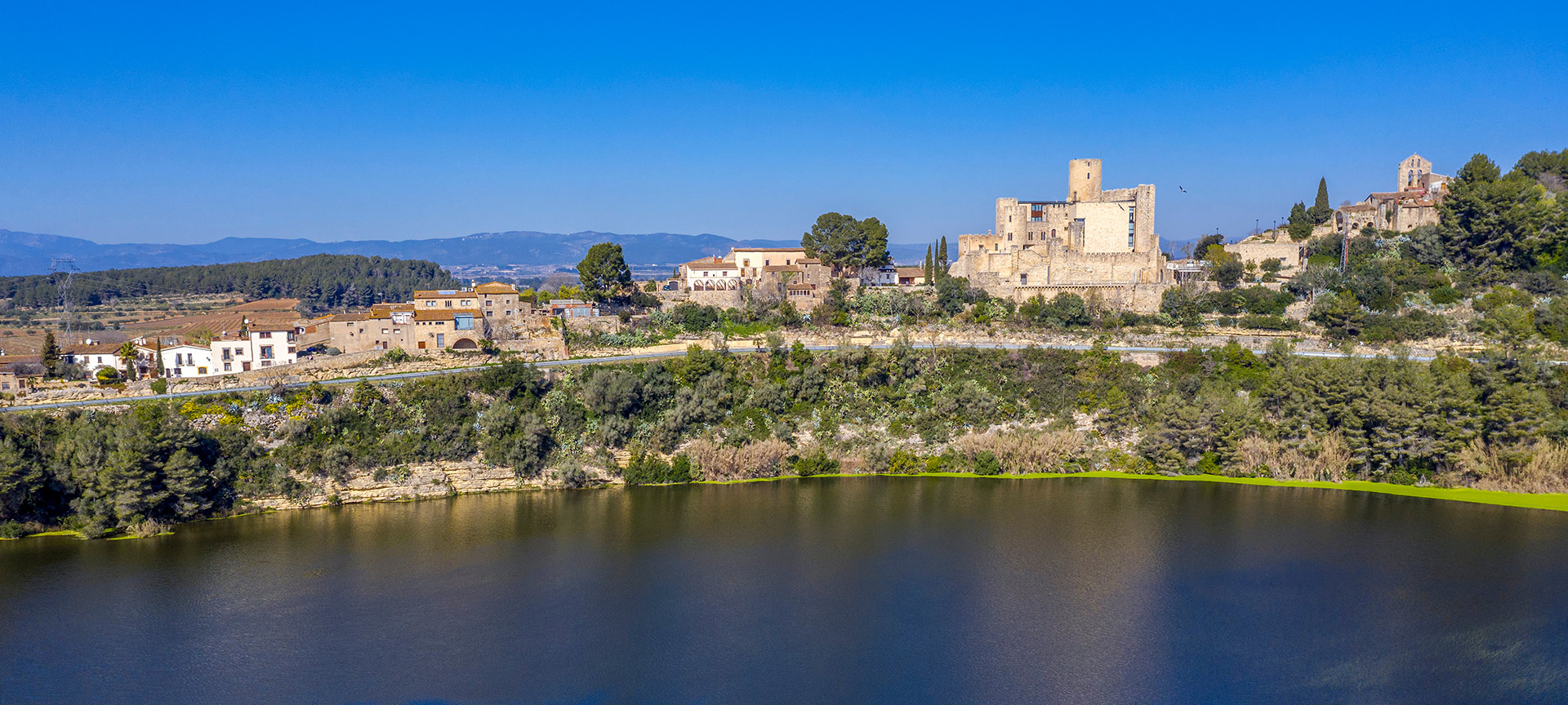 Pantano de Foix y Castillo de Castellet, Alto Penedès, Barcelona Pantano de Foix y Castillo de Castellet, Alto Penedès, Barcelona