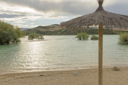 Praia interior no reservatório de Alloz, Navarra
