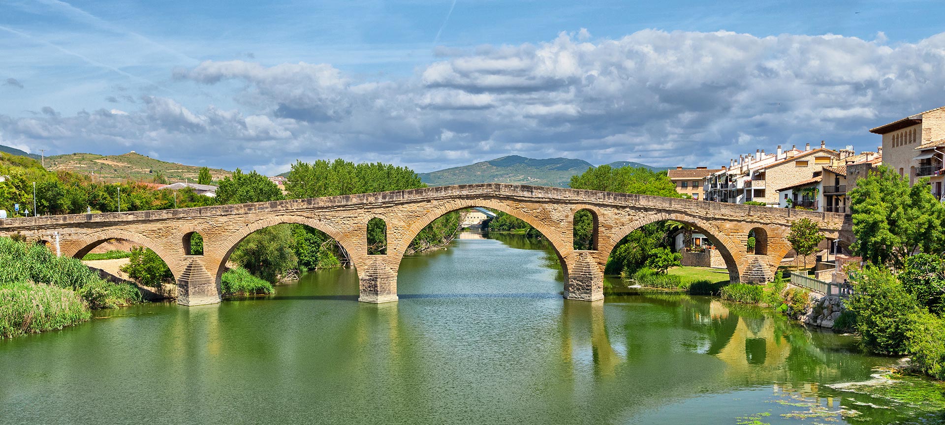 Rzymski most nad rzeką Arga w Puente La Reina. Nawarra