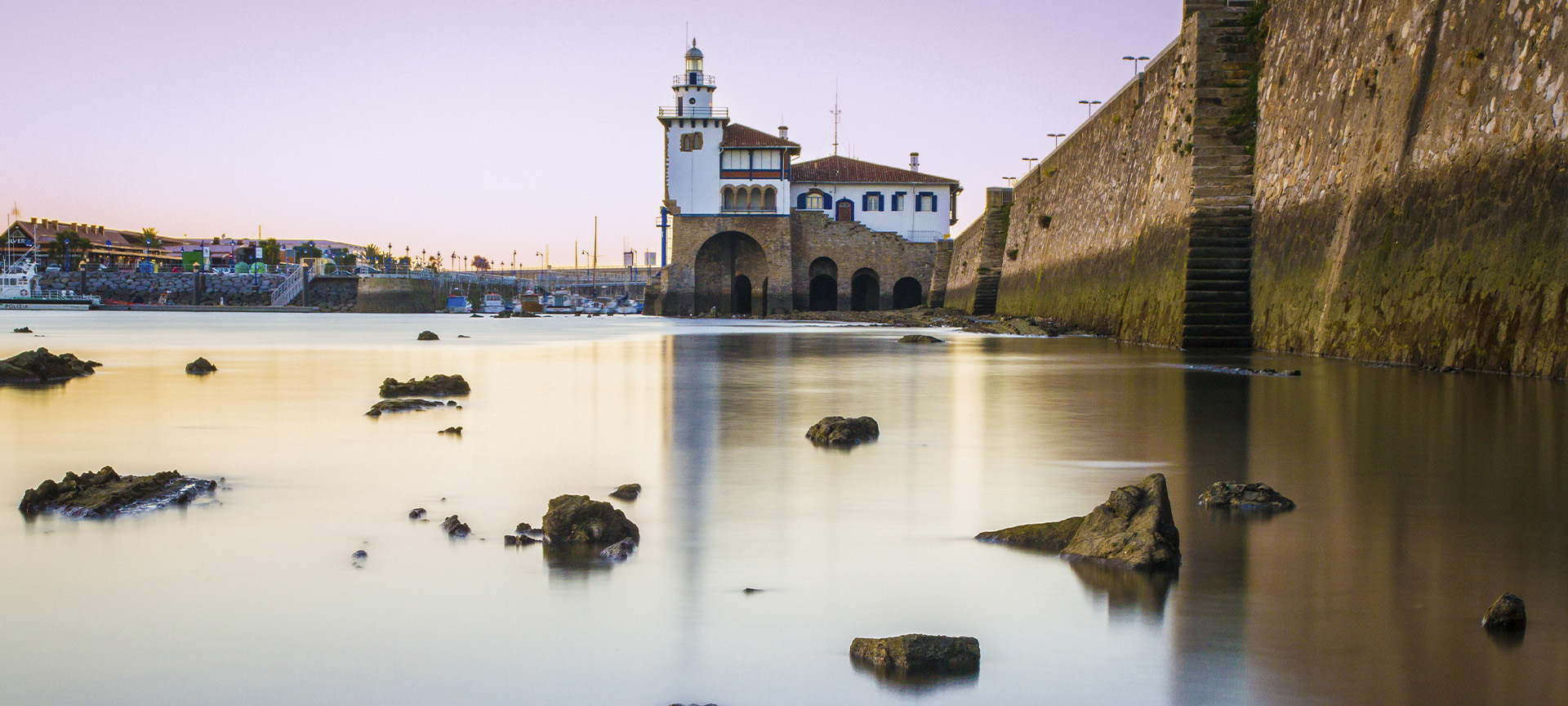 Latarnia morska w Getxo (Bizkaia, Kraj Basków)