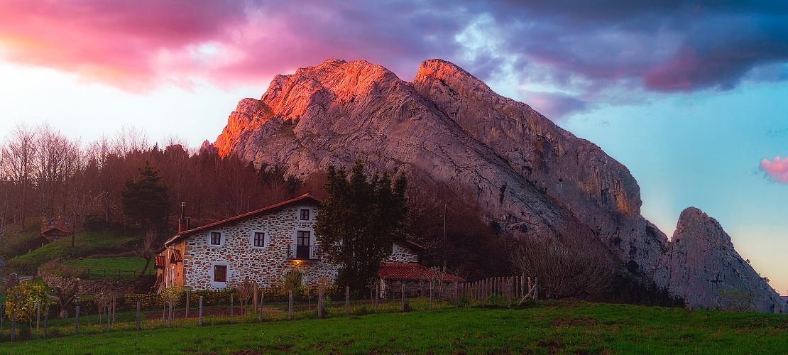 Caserío tradicional al atardecern en Urkiola, Vizcaya Caserío tradicional al atardecern en Urkiola, Vizcaya