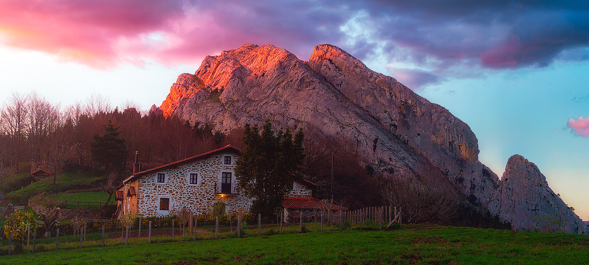 Caserío tradicional al atardecern en Urkiola, Vizcaya Caserío tradicional al atardecern en Urkiola, Vizcaya