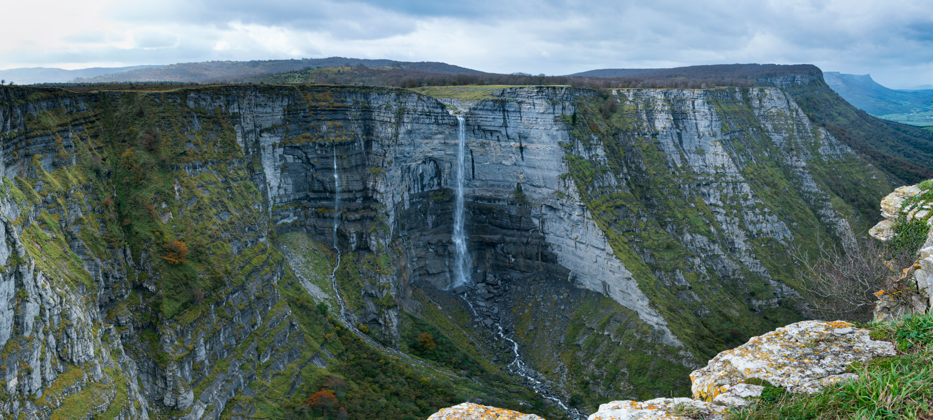 Vistas da Cachoeira do Rio Nervión, no Monumento Natural do Monte Santiago, Álava, País Basco