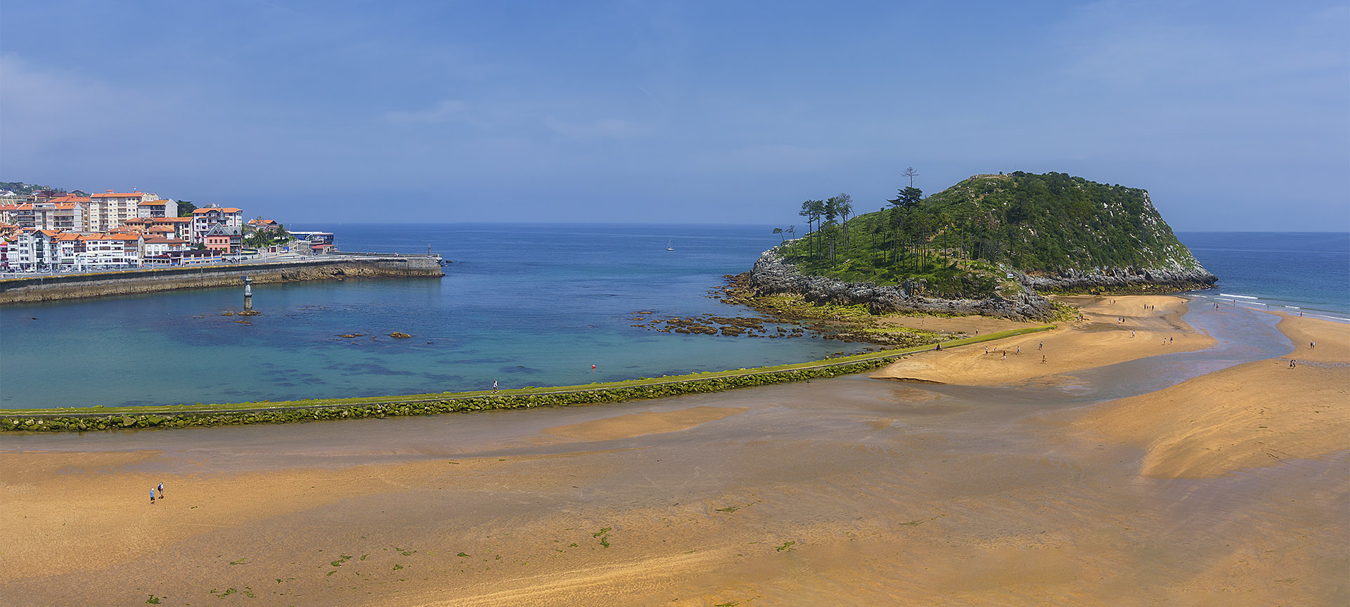 Panorámica de Lekeitio y su isla de San Nicolás, en Bizkaia (País Vasco)